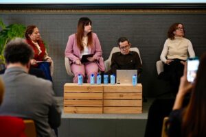 Fotografía mesa redonda con personas expertas en autismo y el director General de Derechos de Personas con Discapacidad y director del Real Patronato sobre Discapacidad en el décimo aniversario de la Estrategia Española en TEA.